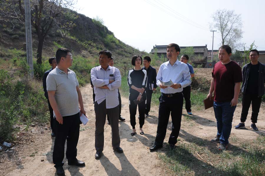 繁峙政府县长崔峥岭在小砂河村调研脱贫攻坚