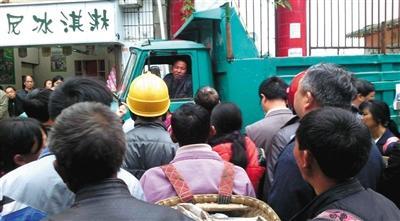 云南男子给政府送花圈遭击毙 目击者：没必要开枪