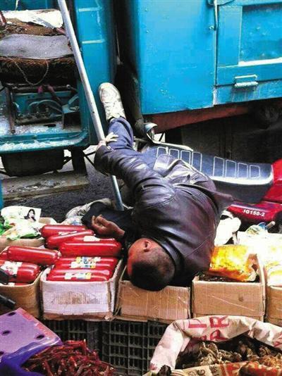 云南男子给政府送花圈遭击毙 目击者：没必要开枪