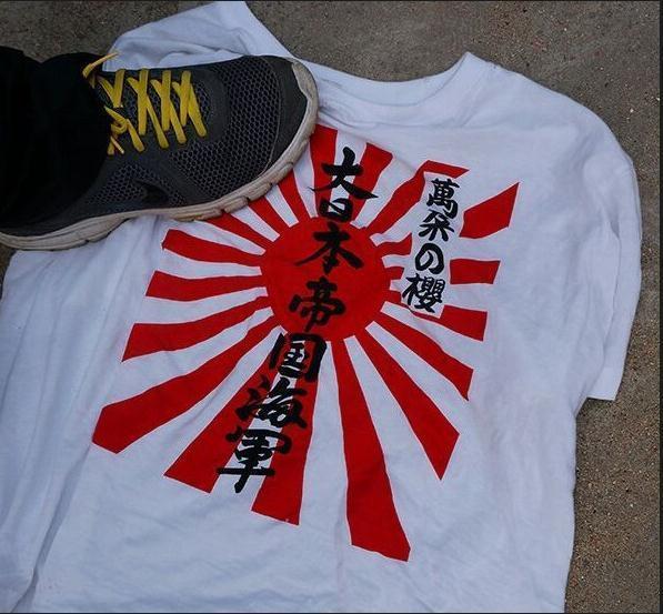 组图：男子穿旭日旗登泰山 遭愤怒群众扒衣