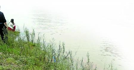 涉事男子和前女友，呆滞地望着滚滚江水。 田女士供图