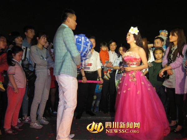 90后女子跪地向同事儿子求婚 男方羞涩答应(图)