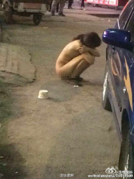全裸年轻女子