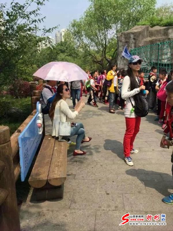 网传小学生为女教师打伞遮阳 女子表情霸气