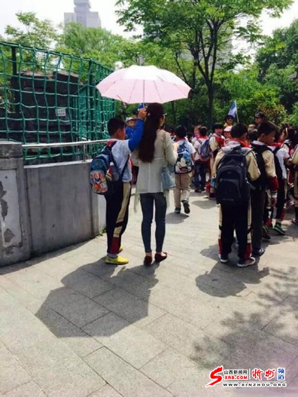 网传小学生为女教师打伞遮阳 女子表情霸气