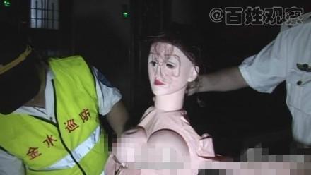 郑州公厕深夜现“充气娃娃” 路人如厕被吓坏
