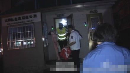 郑州公厕深夜现“充气娃娃” 路人如厕被吓坏