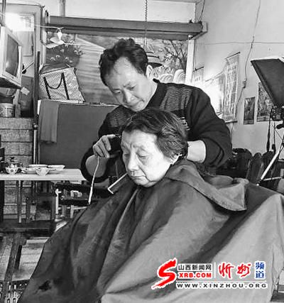 江苏一理发店23年价格未高于5元 顾客排到店外