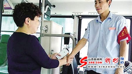 曹女士从113路公交车驾驶员手里领回手机 113路队供图 