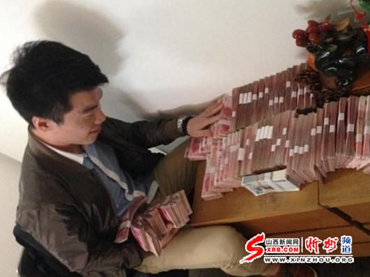 90后男子得意地数着骗来的千万赃款