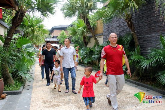 广东多名家长带子女参观别墅 称激发其成功欲
