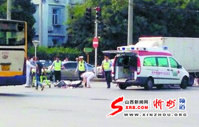 北京街头货车撞电动车 外卖送餐员死亡(图)