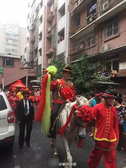 男子暗恋班花十几年后 组织同学会如愿娶到手(组图)