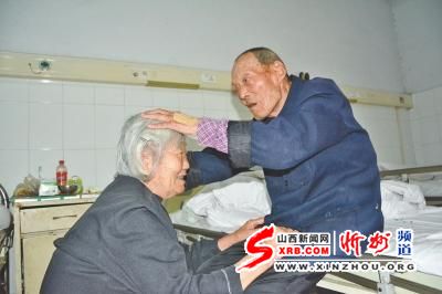 92岁老人9年每天为82岁老伴按摩缔造爱情神话