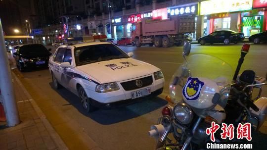 开来吃宵夜的警车同样违规停放，无人贴单。 王刚 摄