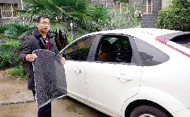 小区11辆车被砸窗盗窃 小偷躲车内避雨吃光花生