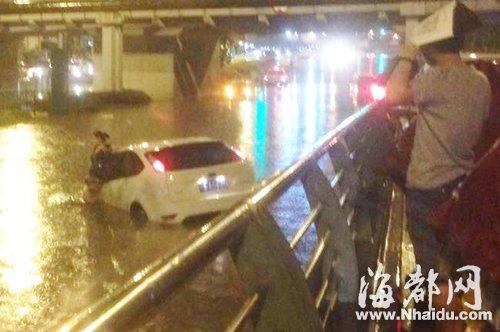 小车被积水淹没 女司机不识水性靠意念游泳逃生