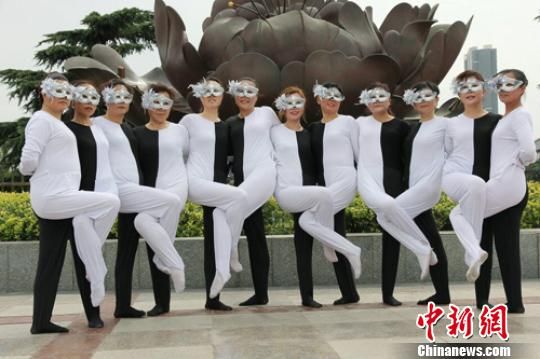 让人错乱的“错觉广场舞”。 阚力 摄