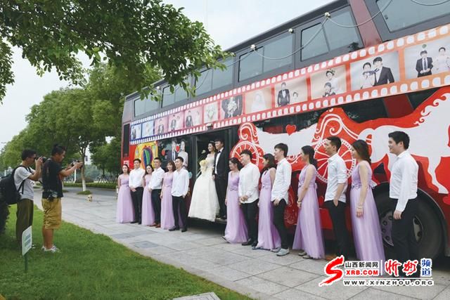 温州一男子租公交车当婚车 称经济实惠还拉风