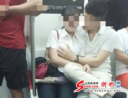 沈阳地铁内男女大尺度亲热接吻旁若无人(图)