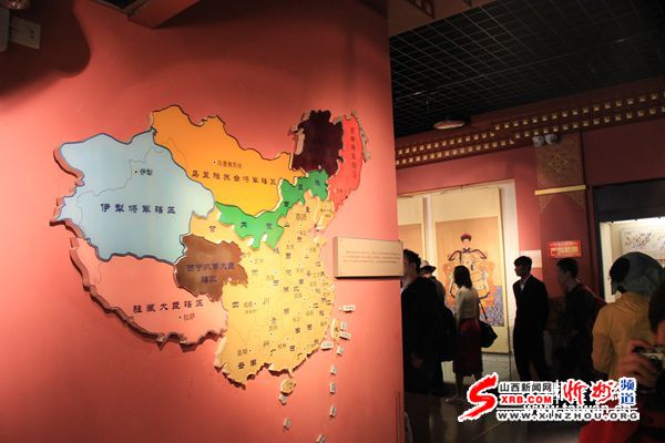  清政府驻藏大臣衙门旧址展厅墙壁上的清代地图，显示西藏在中央政府驻藏大臣管辖之下