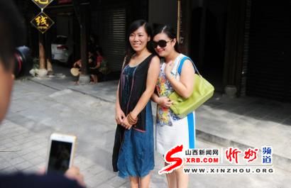 辞职看世界女教师将出书 2次走红被质疑炒作