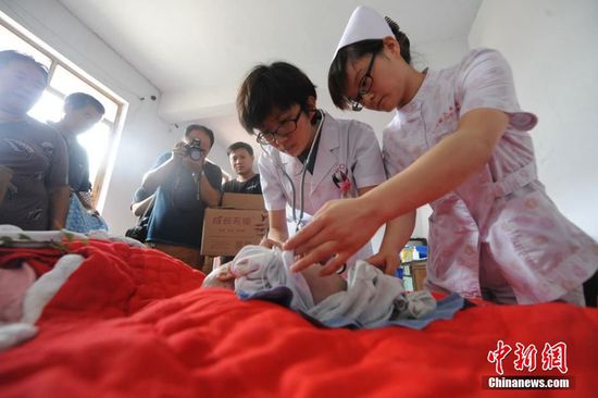 自报道山西长治壶关县形似“外星人”的无肛男婴后，引发中国各地民众关注。29日，山西省儿童医院医护人员赶赴壶关，第一时间将男婴郭恩泽接往医院救治。目前，男婴生命体征平稳，但由于肛门闭锁导致身体重度营养不良，已送至重症监护室观察。[!--empirenews.page--]
