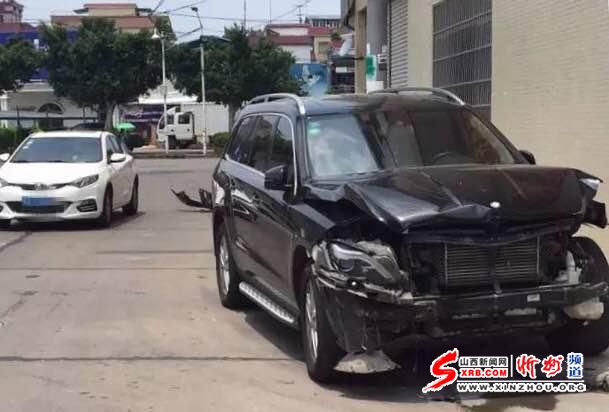 广东一夫妇闹离婚争产 夫妻豪车大碰撞