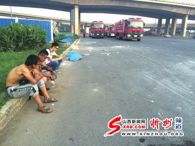 王芝春的遗体盖着蓝布单，躺在路边。京华时报记者 聂辉 摄