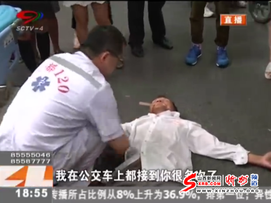 碰瓷男子倒车旁抽搐 急救医生称救你好多次了