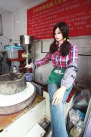 邹属民发明的机器人在餐厅内推石磨豆花