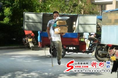 “快递独行侠”仅靠单腿奔走 1天送100多件包裹