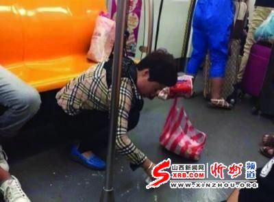 沈阳“最美女乘客”地铁擦陌生人呕吐物(图)