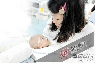 袖珍宝宝出生时仅900克 7位“奶妈”接力供奶