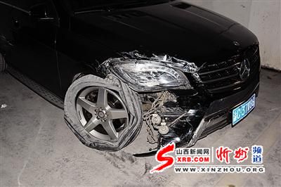 合川区一辆奔驰车肇事逃逸，被民警找到时，一女子自首，她的交代几乎天衣无缝，可是当民警要求她驾车回到事发现场时，露馅了——她坐进驾驶室右脚够不着油门，换她老公来刚刚好。