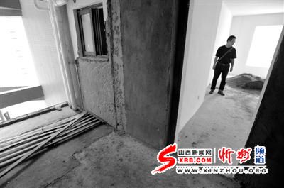 成都一业主装修新家把墙敲了 才发现是邻居家 