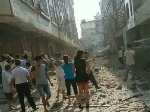广西柳城县发生多起爆炸有车辆被炸倒路边有人受伤