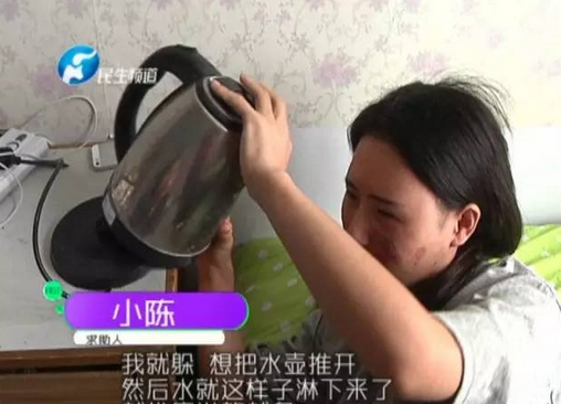 女子拿水