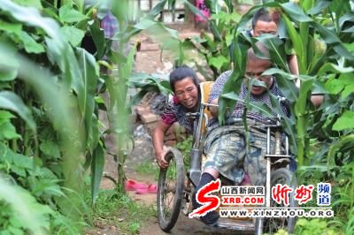 河北“大头娃娃”出生即患脑积水 与母蜗居30年