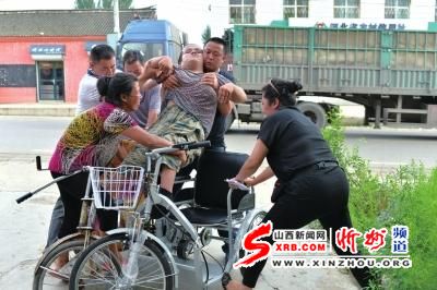 河北“大头娃娃”出生即患脑积水 与母蜗居30年