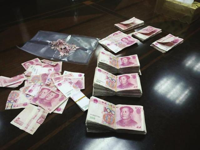 老人发病撕碎4万现金续：十多人加班拼回37900