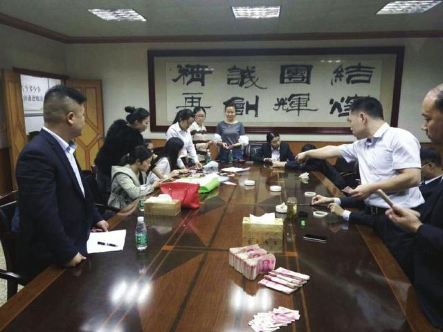 老人发病撕碎4万现金续：十多人加班拼回37900