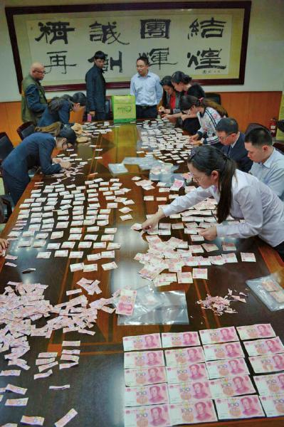 老人发病撕碎4万现金续：十多人加班拼回37900