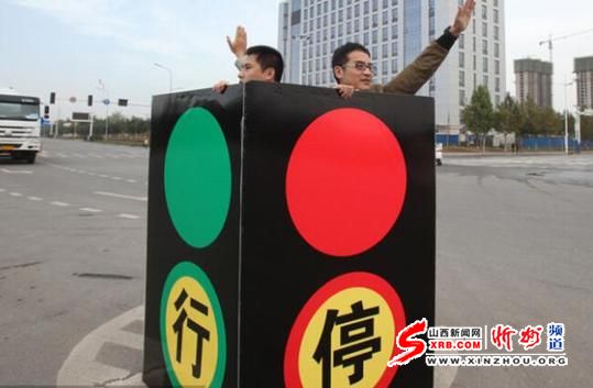 街头现人体红绿灯