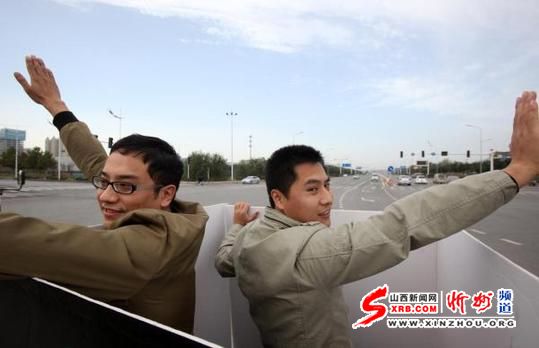 街头现人体红绿灯