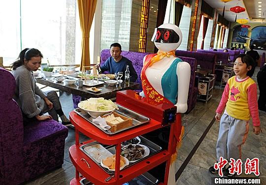 山西一餐厅雇机器人传菜 可代替两人劳动力(图)