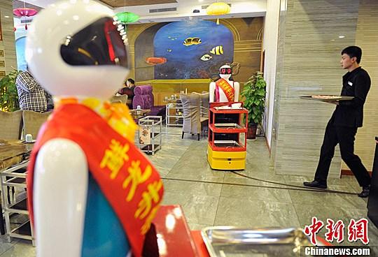 山西一餐厅雇机器人传菜 可代替两人劳动力(图)