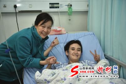 曾经卖掉自己的画作，用于爱心资助的设计师罗洁，如今身患尿毒症。